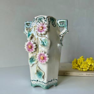 Jugendstil Vase, Amphoren-Form mit applizierten rosa Blumen, irisierende Glasur, Jugendstil Porzellan, Sammler Dekor