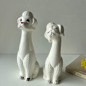 Mid Century Keramik Pudel Figuren: Kitsch Japanischer Hund Statuen