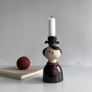 Portacandele vintage in ceramica artistica / Candeliere a forma di donna / Statuetta di arte popolare scandinava