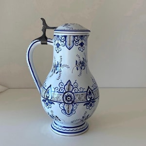 ヴィンテージ ムスティエ スタイル コーヒーポット - 青と白のファイアンス焼き、ピューター製の蓋、フランス製陶器