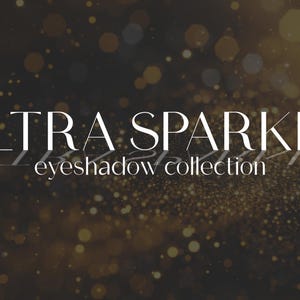 Könnte beinhalten: Eine weiße Textgrafik auf einem dunklen Hintergrund mit goldenem Glitzer. Der Text lautet "ULTRA SPARKLE eyeshadow collection".