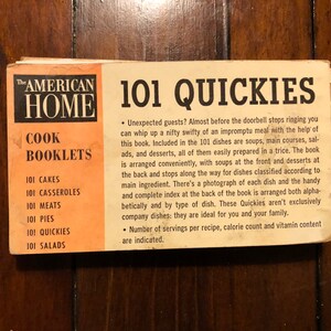K&ouml;nnte beinhalten: Ein Vintage-Kochbuchcover mit dem Titel "101 Quickies" aus der Kochbuchreihe "The American Home". Das Cover ist orange, wei&szlig; und schwarz mit einer Liste von Kochb&uuml;chern: "101 Cakes", "101 Casseroles", "101 Meats", "101 Pies", "101 Quickies" und "101 Salads".