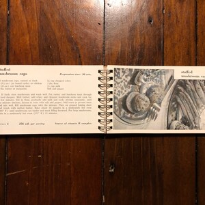 K&ouml;nnte beinhalten: Eine Seite aus einem alten Kochbuch mit einem Rezept f&uuml;r gef&uuml;llte Champignonkappen. Das Rezept enth&auml;lt Zutaten wie Champignons, Sellerie, Mehl, Milch und Truthahn- oder H&uuml;hnerfleisch. Die Seite enth&auml;lt auch ein Foto des fertigen Gerichts.