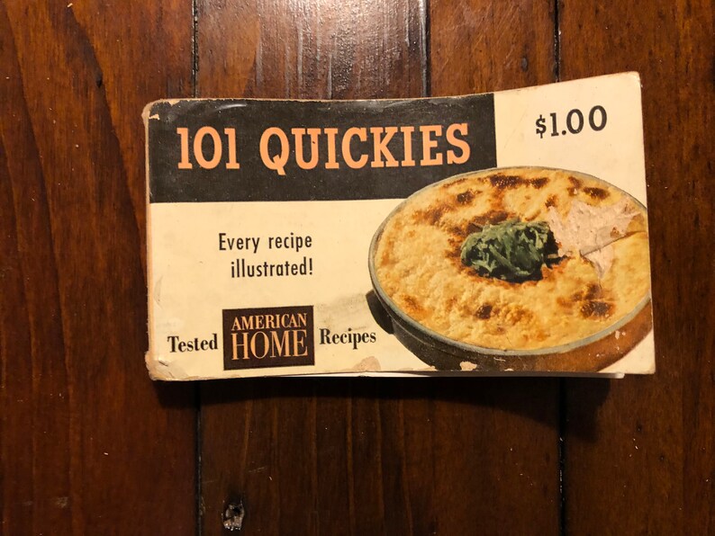 K&ouml;nnte beinhalten: Ein Vintage-Kochbuch mit dem Titel "101 Quickies" mit einem Foto einer Auflaufform auf dem Cover. Das Kochbuch kostet 1,00 $ und enth&auml;lt den Text "Jedes Rezept illustriert!" und "Getestete amerikanische Hausrezepte".