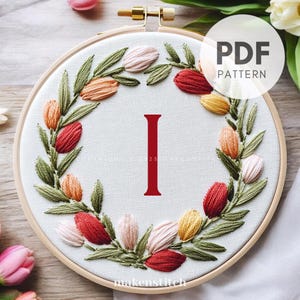 Patrón de bordado a mano con la letra I del alfabeto floral, descarga digital en PDF, corona de tulipanes, monograma floral, regalo personalizado DIY