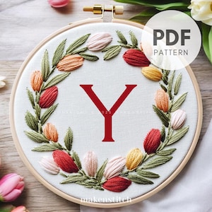 Patrón de bordado a mano con la letra Y del alfabeto floral, descarga digital en PDF, corona de tulipanes, monograma floral, regalo para el Día de la Madre hecho a mano