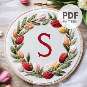 Patrón de bordado a mano con la letra S del alfabeto floral, descarga digital, corona de tulipanes, monograma floral, PDF de bordado, regalo para el Día de la Madre hecho a mano