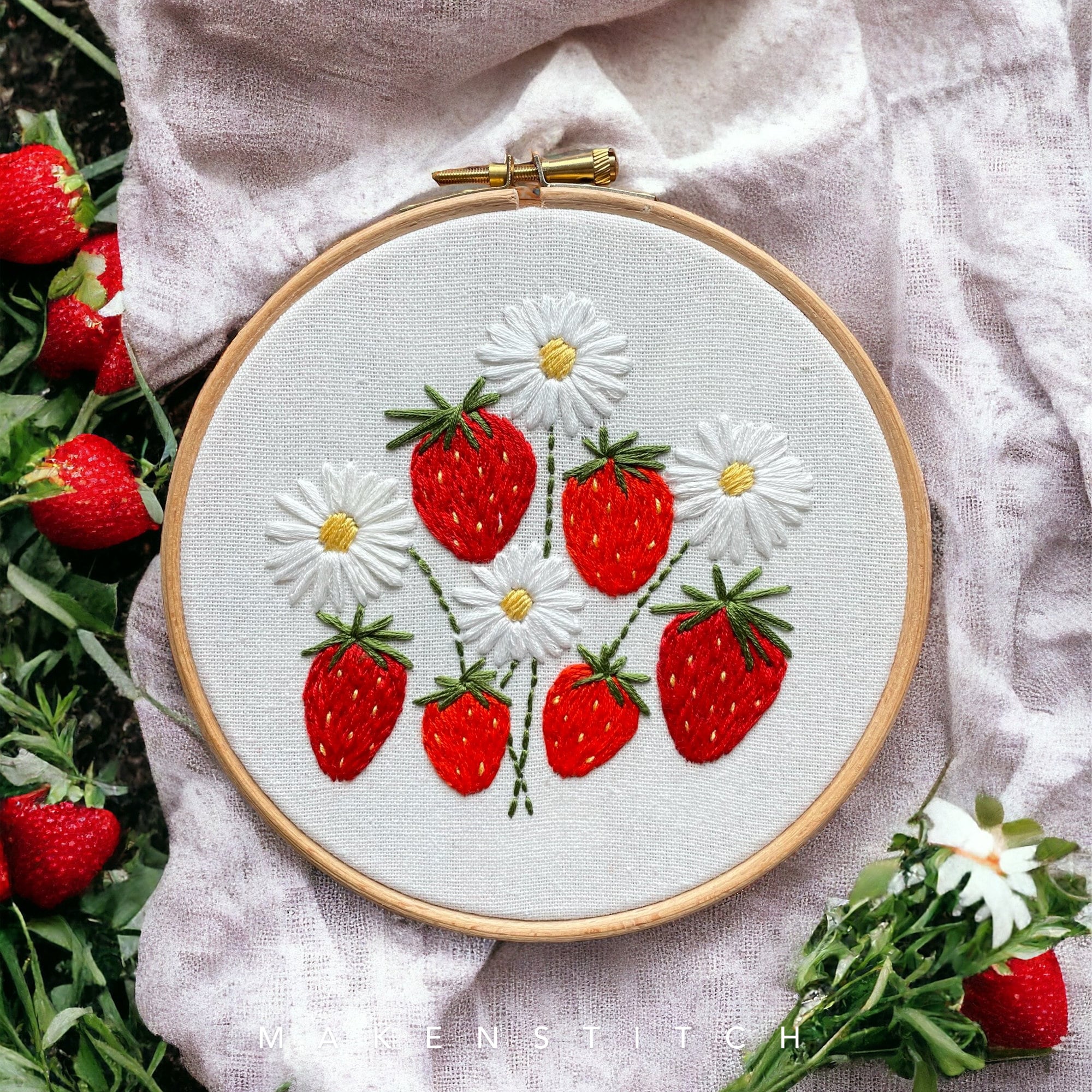 イチゴ刺繍をたっぷりのせてスカート、スカラップのデザインとイチゴ刺繍のジャケット セール】 【チェリーベリーシリーズ】フルーツ 刺繍 ジャンパー