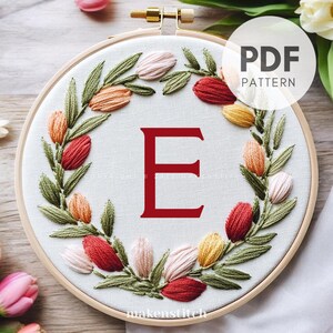 Patrón de bordado a mano con la letra E del alfabeto floral, descarga digital en PDF, corona de tulipanes, monograma floral, regalo para el Día de la Madre hecho a mano