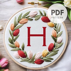 Patrón de bordado a mano con la letra H del alfabeto floral, descarga digital en PDF, corona de tulipanes, monograma floral, bordado de Pascua DIY