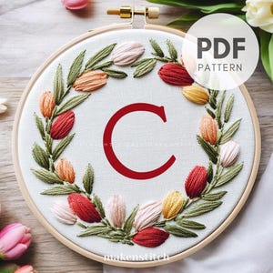 Patrón de bordado a mano con la letra C del alfabeto floral, descarga digital en PDF, corona de tulipanes, monograma floral, regalo para el Día de la Madre hecho a mano