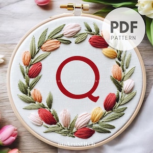 Padrão de bordado à mão com letra Q do alfabeto floral, download digital em PDF, guirlanda de tulipas, monograma floral, presente faça você mesmo para o dia das mães