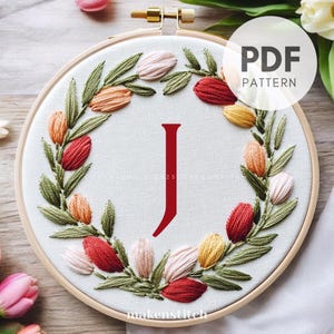 Patrón de bordado a mano con la letra J del alfabeto floral, descarga digital en PDF, corona de tulipanes, monograma floral, regalo para el Día de la Madre hecho a mano