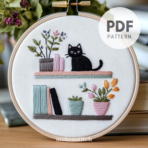 本好きの猫の手刺繍パターン、黒猫の本棚の刺繍パターンPDF、本の手刺繍デザイン、植物と猫のパターン