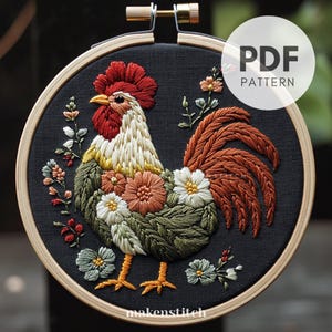 Schema di ricamo a mano con gallo floreale: pollo in stile folk (schema PDF)