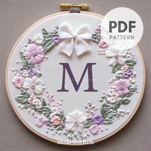 Patrón de bordado de letra M floral en PDF, diseño de bordado a mano con monograma floral, bordado inicial, bordado de primavera, boda DIY