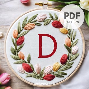 Patrón de bordado a mano con la letra D del alfabeto floral, descarga digital en PDF, corona de tulipanes, monograma floral, regalo de Pascua hecho a mano
