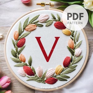 Patrón de bordado a mano con la letra V del alfabeto floral, descarga digital en PDF, corona de tulipanes, monograma floral, regalo para el Día de la Madre hecho a mano
