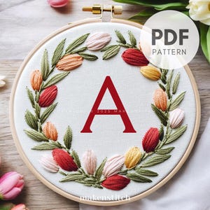 Patrón de bordado a mano con la letra A del alfabeto floral, descarga digital en PDF, corona de tulipanes, monograma floral, regalo de boda hecho a mano
