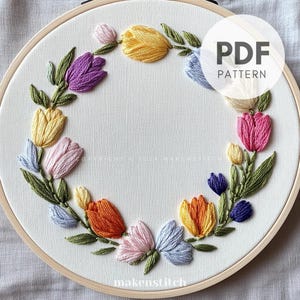 Schema per ricamo a mano di una corona di tulipani, disegno per ricamo floreale, ricamo primaverile, tulipani colorati, ricamo a mano in PDF