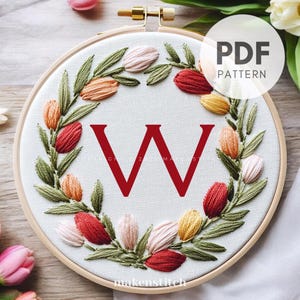 Patrón de bordado a mano con la letra W del alfabeto floral, descarga digital en PDF, corona de tulipanes, monograma floral, regalo de boda hecho a mano