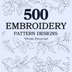 Può includere: Un documento azzurro intitolato 500 EMBROIDERY PATTERN DESIGNS VINTAGE COLLECTION con illustrazioni a linee nere di foglie di quercia, ghiande e grappoli di bacche. Il testo in basso recita Restored by Makenstitch in una barra rettangolare blu scuro.