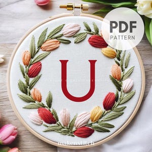 Patrón de bordado del alfabeto floral, monograma de la letra U, regalo del Día de la Madre, descarga digital en PDF, diseño de corona de tulipanes, monograma floral