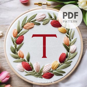 Patrón de bordado del alfabeto floral, monograma de la letra T, regalo del Día de la Madre, descarga digital en PDF, diseño de corona de tulipanes, monograma floral