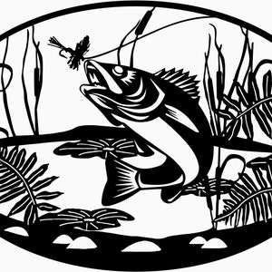 Op de afbeelding: Zwart-wit ovale illustratie van een vis die uit het water springt om een vlieg te vangen. Riet, waterlelies en waterplanten omringen de vis, waardoor een natuurlijke scène ontstaat.