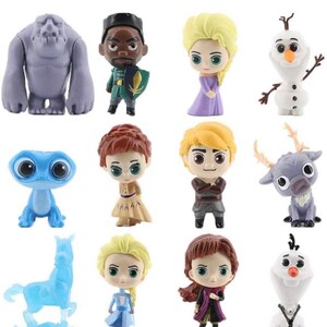 Może przedstawiać: Zestaw 12 figurek z motywem Krainy Lodu, w tym Elsa, Anna, Olaf, Kristoff, Sven i wiele innych. Figurki są wykonane z plastiku i mają około 5 cm wysokości.