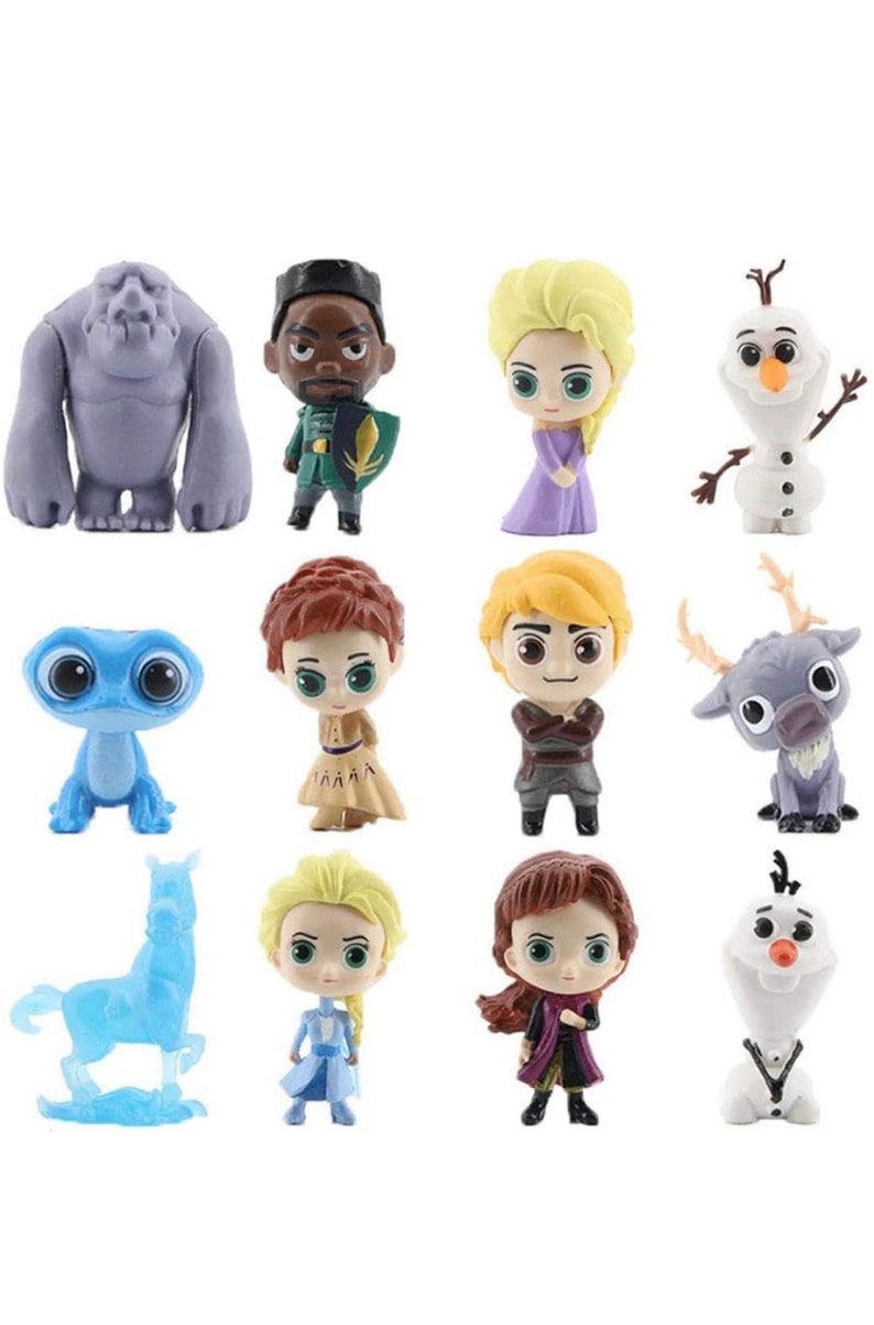 Może przedstawiać: Zestaw 12 figurek z motywem Krainy Lodu, w tym Elsa, Anna, Olaf, Kristoff, Sven i wiele innych. Figurki są wykonane z plastiku i mają około 5 cm wysokości.