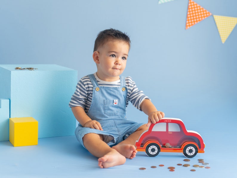 Alcancía de coche personalizada, caja de dinero con nombre personalizado del coche, coche de madera personalizado, alcancía Montessori, regalo de Navidad para niños, regalo para niños pequeños imagen 4