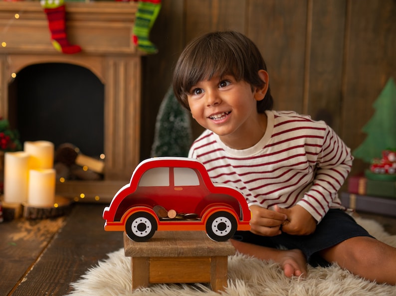 Alcancía de coche personalizada, caja de dinero con nombre personalizado del coche, coche de madera personalizado, alcancía Montessori, regalo de Navidad para niños, regalo para niños pequeños imagen 2