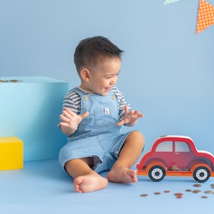 Alcancía de coche personalizada, caja de dinero con nombre personalizado del coche, coche de madera personalizado, alcancía Montessori, regalo de Navidad para niños, regalo para niños pequeños imagen 3