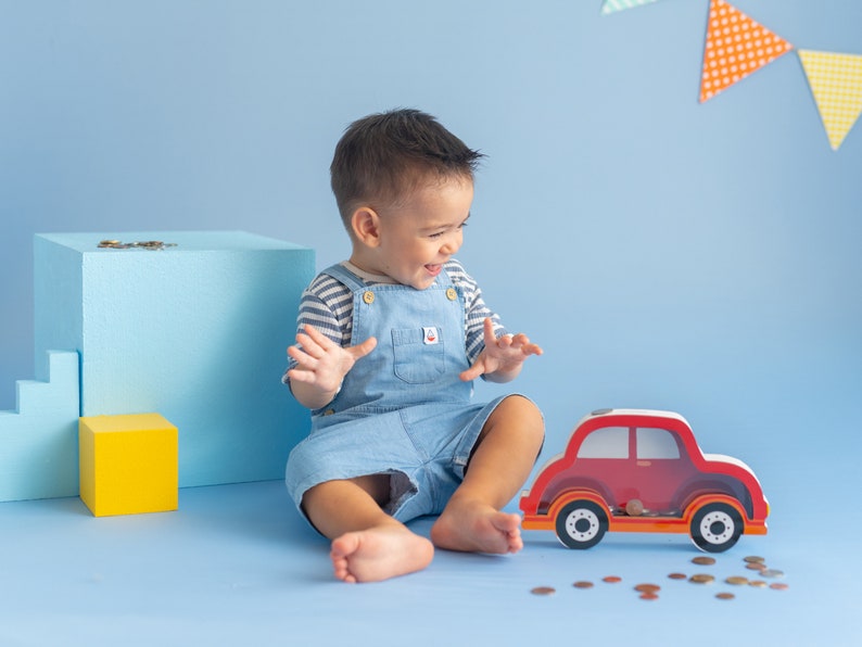 Alcancía de coche personalizada, caja de dinero con nombre personalizado del coche, coche de madera personalizado, alcancía Montessori, regalo de Navidad para niños, regalo para niños pequeños imagen 3