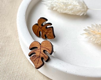 pequeña hoja de monstera - mini aretes de madera | Regalo para ella | pendientes de madera hechos a mano en estilo boho | Conector de acero inoxidable