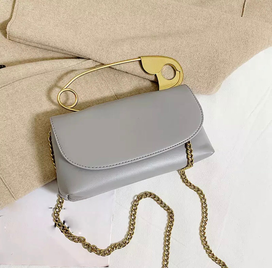 bolsa with safety pin handle