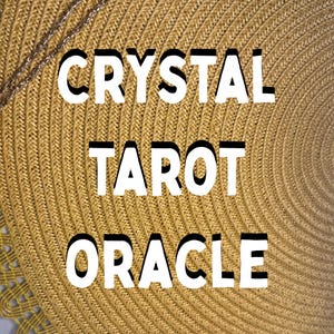 Puede incluir: Primer plano de una superficie tejida de color amarillo dorado con las palabras "CRYSTAL TAROT ORACLE" en letras grandes y blancas con sombras negras. Una cadena plateada es visible en la esquina superior izquierda.