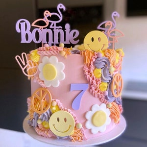Tema retrò Groovy, ciondolo per torta con nome in acrilico e topper per età, acrilico, compleanno BOHO, faccina felice, fenicottero, pace, hippie