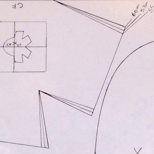 Puede incluir: Un diagrama dibujado a mano con líneas y medidas en pulgadas. El diagrama muestra un patrón para una prenda de vestir con una forma curva y una sección puntiaguda. El texto en el diagrama dice "60 in", "57 in" y "55 in".
