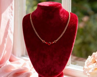 Handgefertigte Halskette aus roten Glasperlen, goldfarbene Kette, minimalistischer Statement-Schmuck