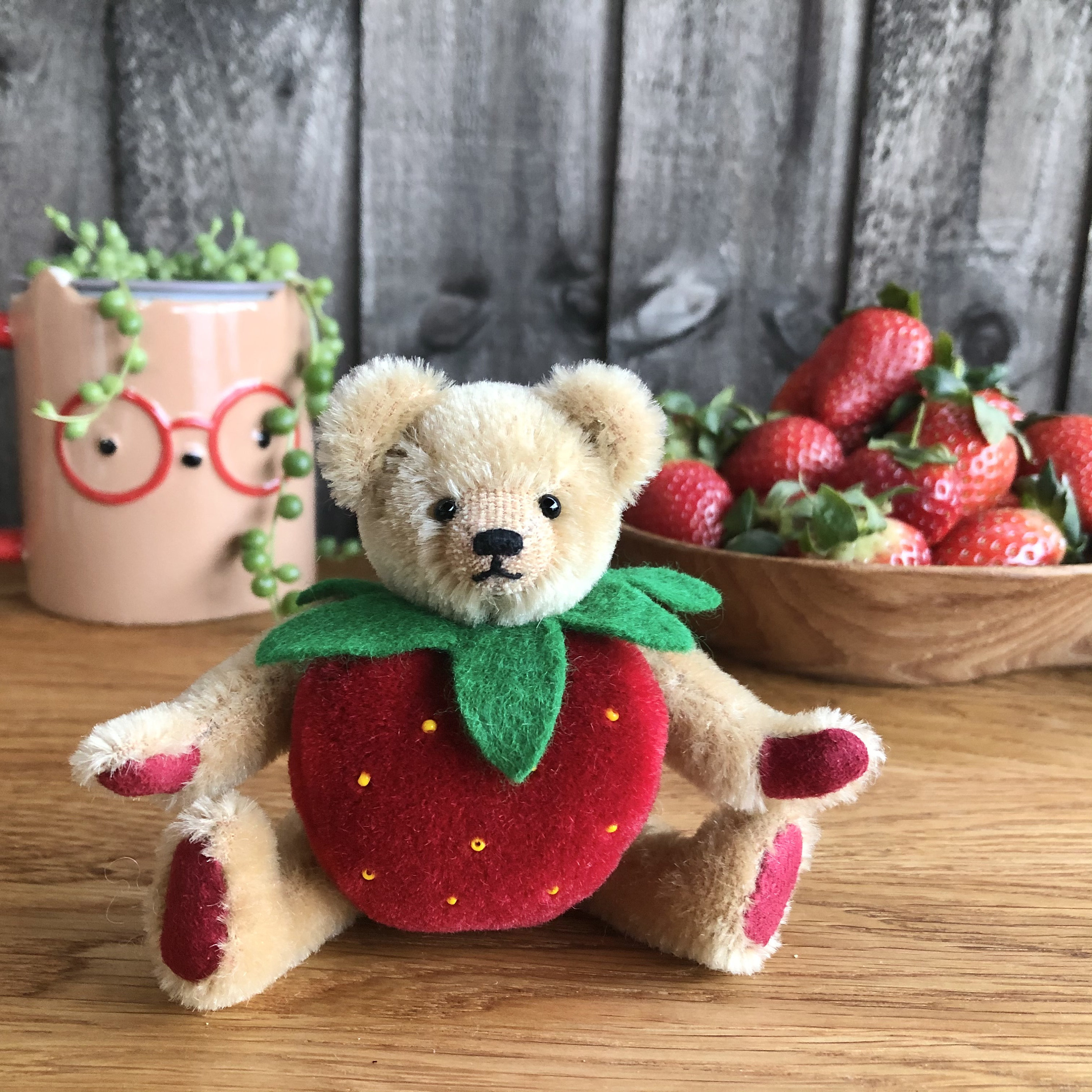 Peluche violette Stitch avec une rose rouge dans la bouche • Ma Peluche