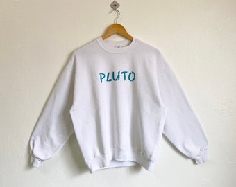 90er Jahre Pluto Crewneck Sweatshirt Druck Spellout weiße Farbe Herren L