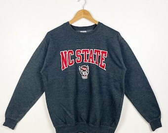 Vintage NCAA North Carolina State University ‘Wolfpack’ Crewneck Sweatshirt Patch Logo Grey Color Men’s M