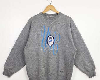 Sudadera de cuello redondo con logo bordado de los 'Tar Heels' de la NCAA de los 90, color gris, talla M para hombre.