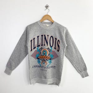90s NCAA University of Illinois Urbana-Champaign ‘Fighting Illini’ Crewneck Sweatshirt Print Logo Grey Color Youth M