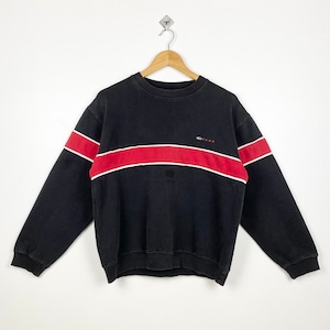 Pode incluir: Camisola de moletom preta com uma faixa vermelha e branca no peito. O logotipo da Vans é bordado em branco no lado direito do peito.