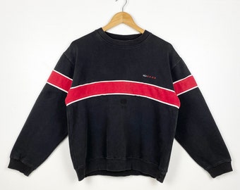 Puede incluir: Sudadera negra con una franja roja y blanca a través del pecho. El logotipo de Vans está bordado en blanco en el lado derecho del pecho.