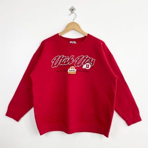 Vintage Distressed NCAA University of Utah ‘Utes’ Crewneck Sweatshirt Print Logo Red Color Men’s L