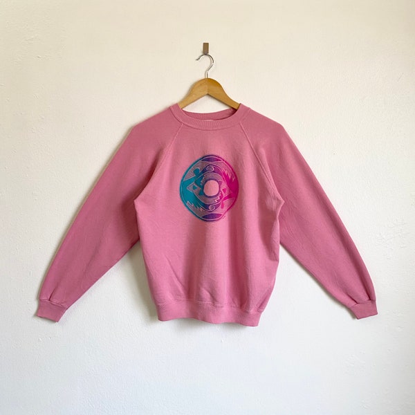Sweat-shirt ras du cou Tewa Tees années 90 avec logo imprimé rose pour homme L